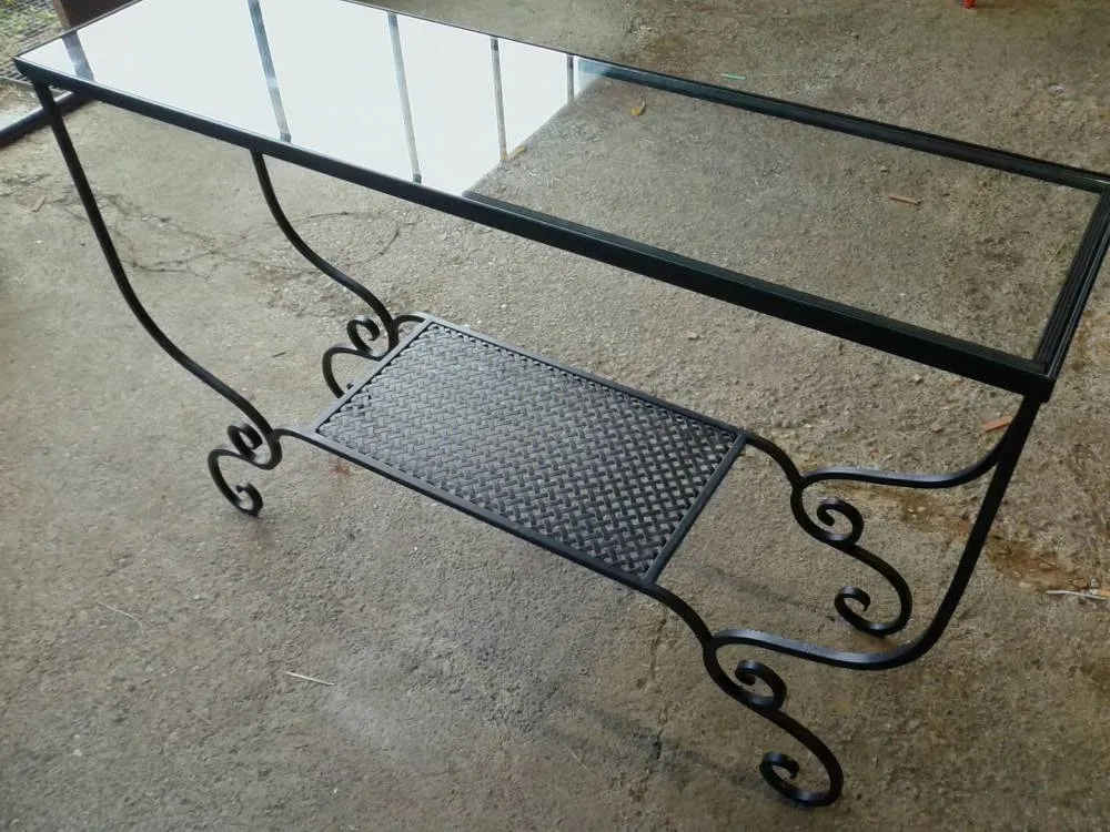 table en verre et en fer