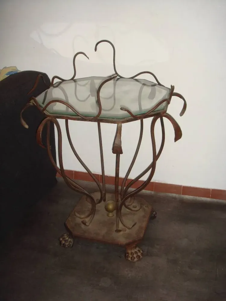 jolie table et verre et fer