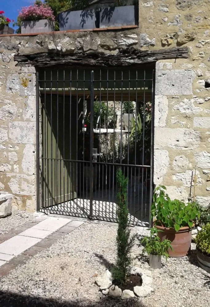 portail mur en pierre