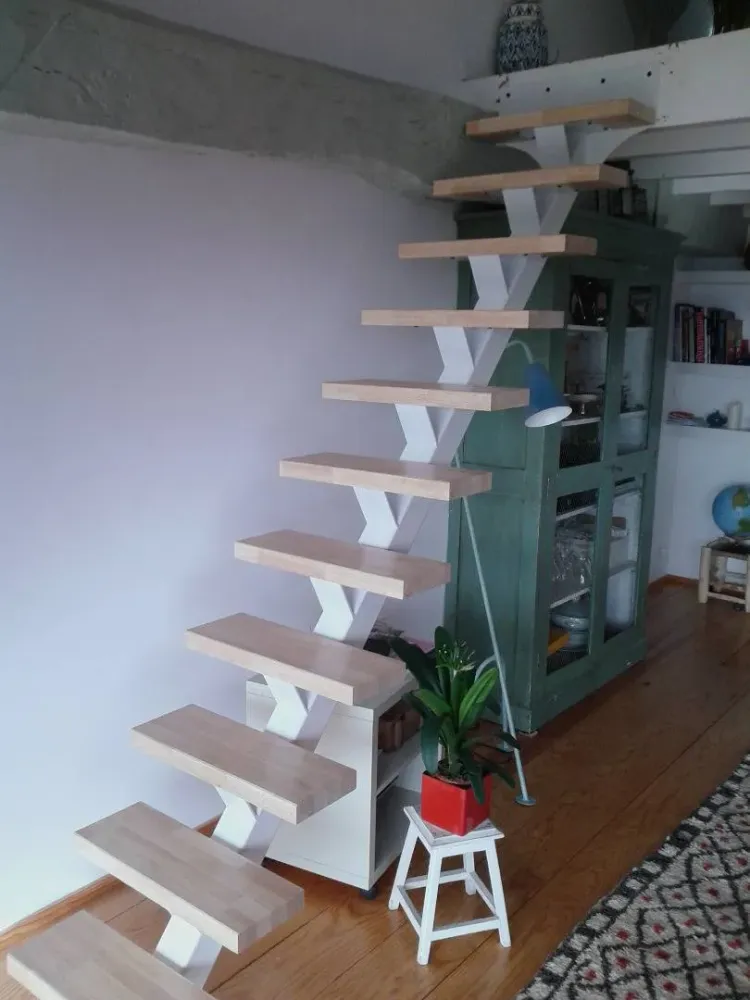 escalier en bois et blanc